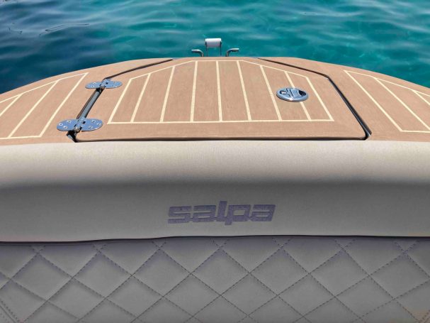 Vue du pont d'un bateau avec logo "Saipa" sur surface en bois.